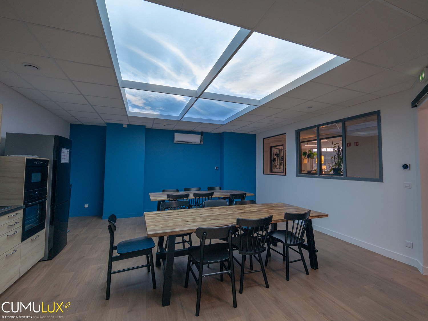 Plafond lumineux Cumulux XL pour augmenter l'ouverture vers le ciel et le confort des collaborateurs