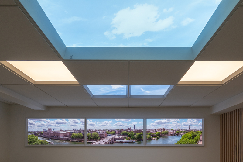 Plafond lumineux et fenêtres virtuelles avec vue sur Paris et les quais de Seine