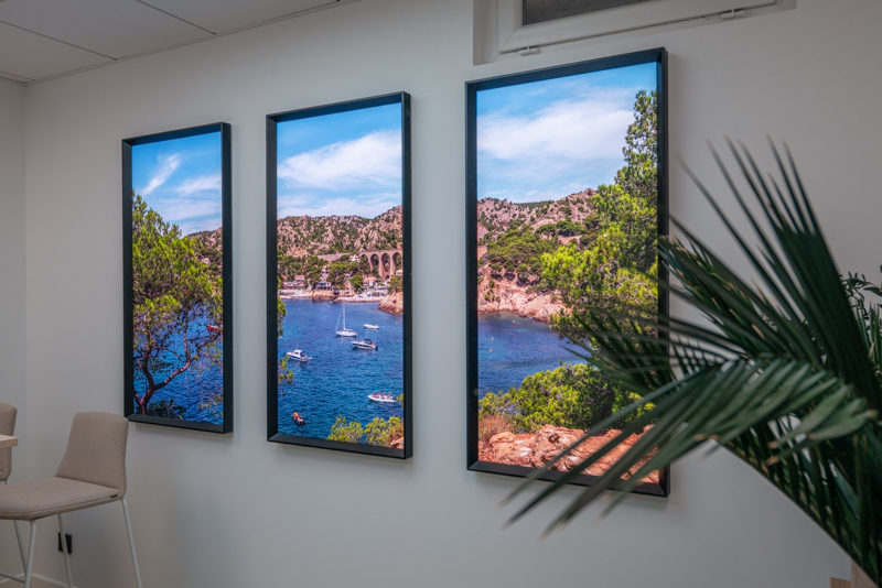 Triptyque de fenêtres lumineuses avec paysage de côte méditerranéenne.