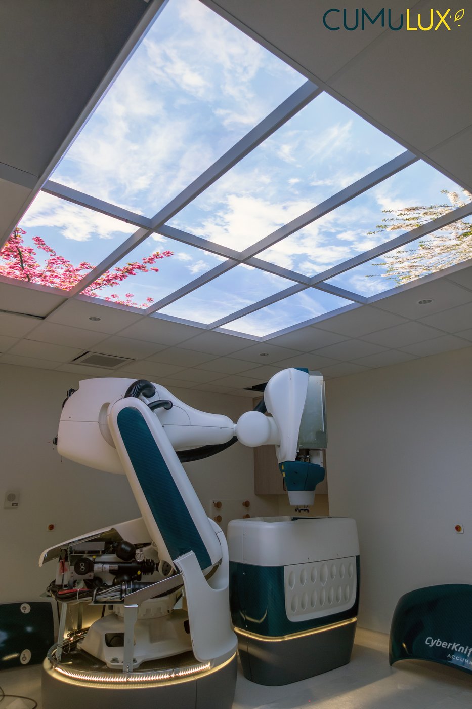 Plafond lumineux Cumulux dans une salle de radiothérapie avec Cyberknife