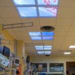 Plafonds lumineux cumulux scindé en plusieurs verrières artificielles pour un effet puits de lumière