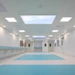 Salle blanche de l'UCP de l'hopital privé d'Antony équipé de plafonds lumineux Cumulux pour améliorer le bien-être