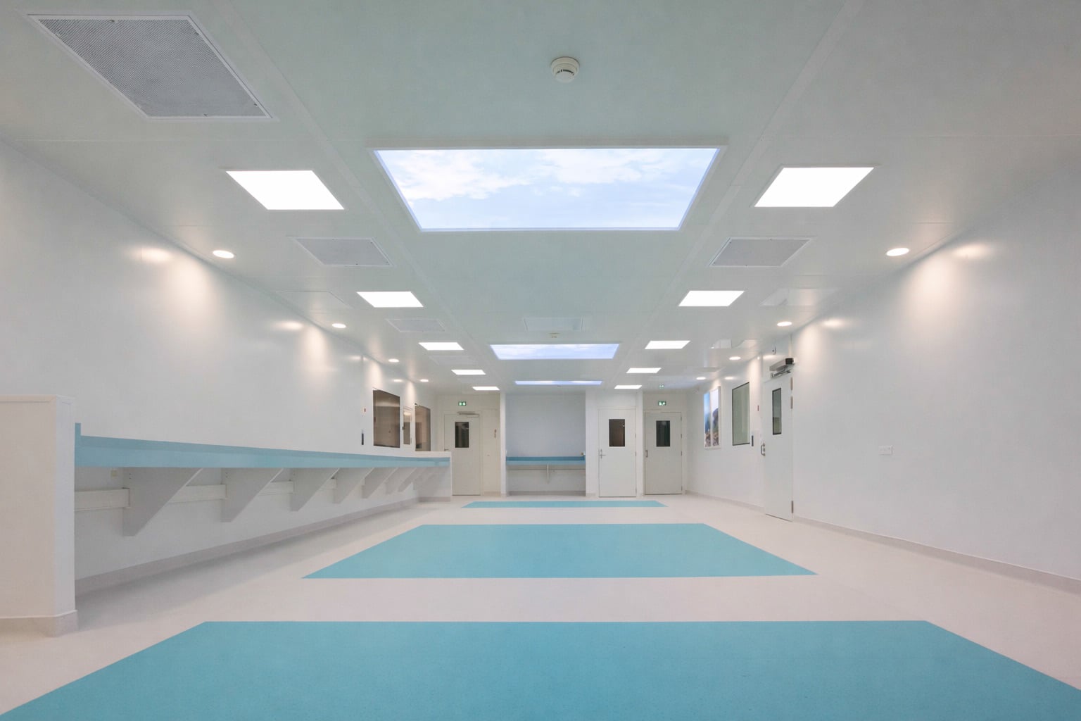 Salle blanche de l'UCP de l'hopital privé d'Antony équipé de plafonds lumineux Cumulux pour améliorer le bien-être