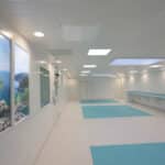 Installation de fenêtres LED Cumulux sur les murs d'une salle blanche en hopital