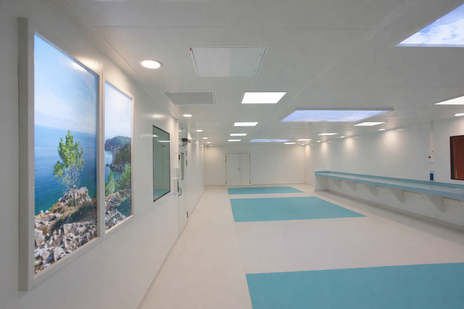 Installation de fenêtres LED Cumulux sur les murs d'une salle blanche en hopital