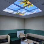 Plafond lumineux Cumulux dans la salle de détente du service de cardiologie de l'hôpital Cochin (AP-HP)