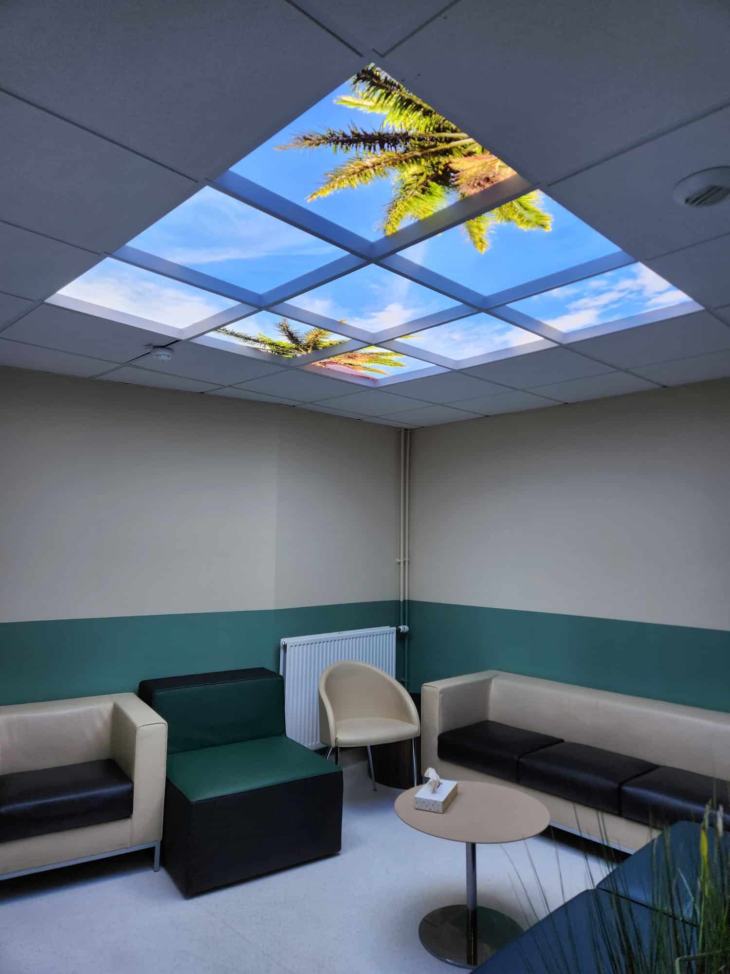 Plafond lumineux Cumulux dans la salle de détente du service de cardiologie de l'hôpital Cochin (AP-HP)