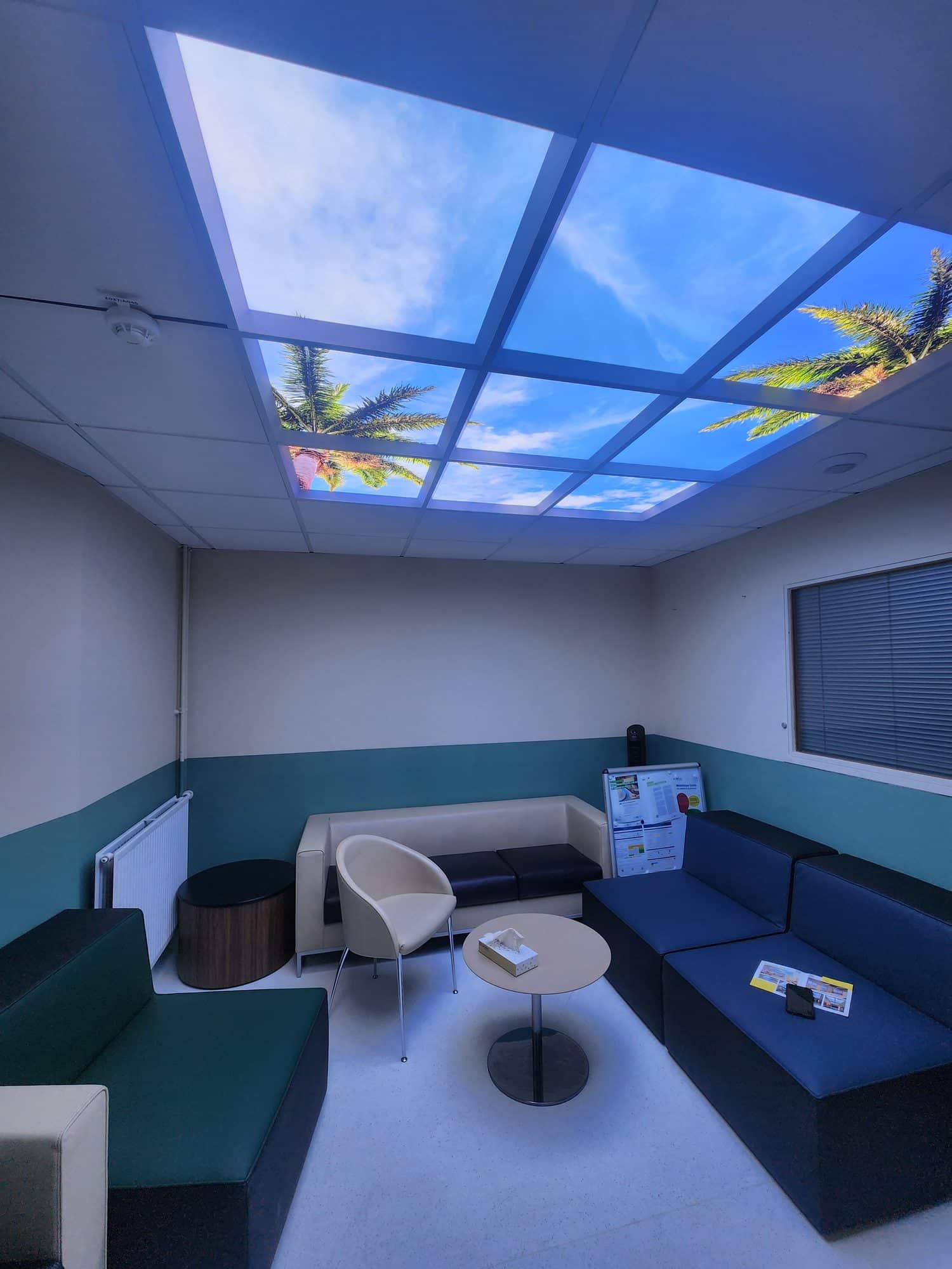 Salle de détente de cardiologie à l'hôpital Cochin équipée d'un grand ciel lumineux Cumulux