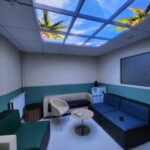 Plafond lumineux Cumulux au-dessus des banquettes de la salle d'attente des familles, hôpital Cochin