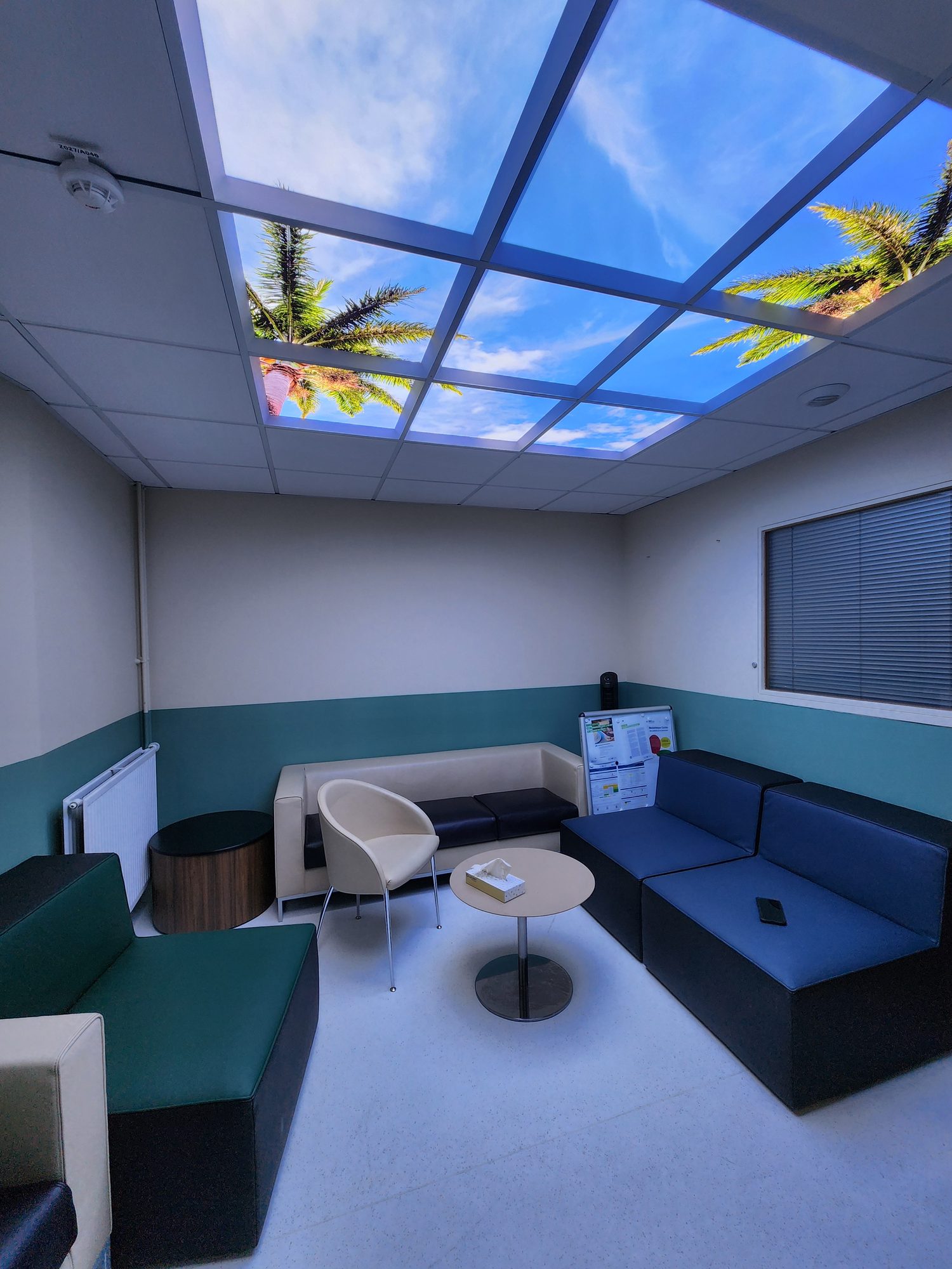 Plafond lumineux Cumulux au-dessus des banquettes de la salle d'attente des familles, hôpital Cochin