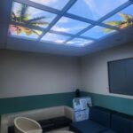 Vue du ciel lumineux Cumulux depuis l'entrée de la salle de détente, bâtiment Copernic de l'hôpital Cochin