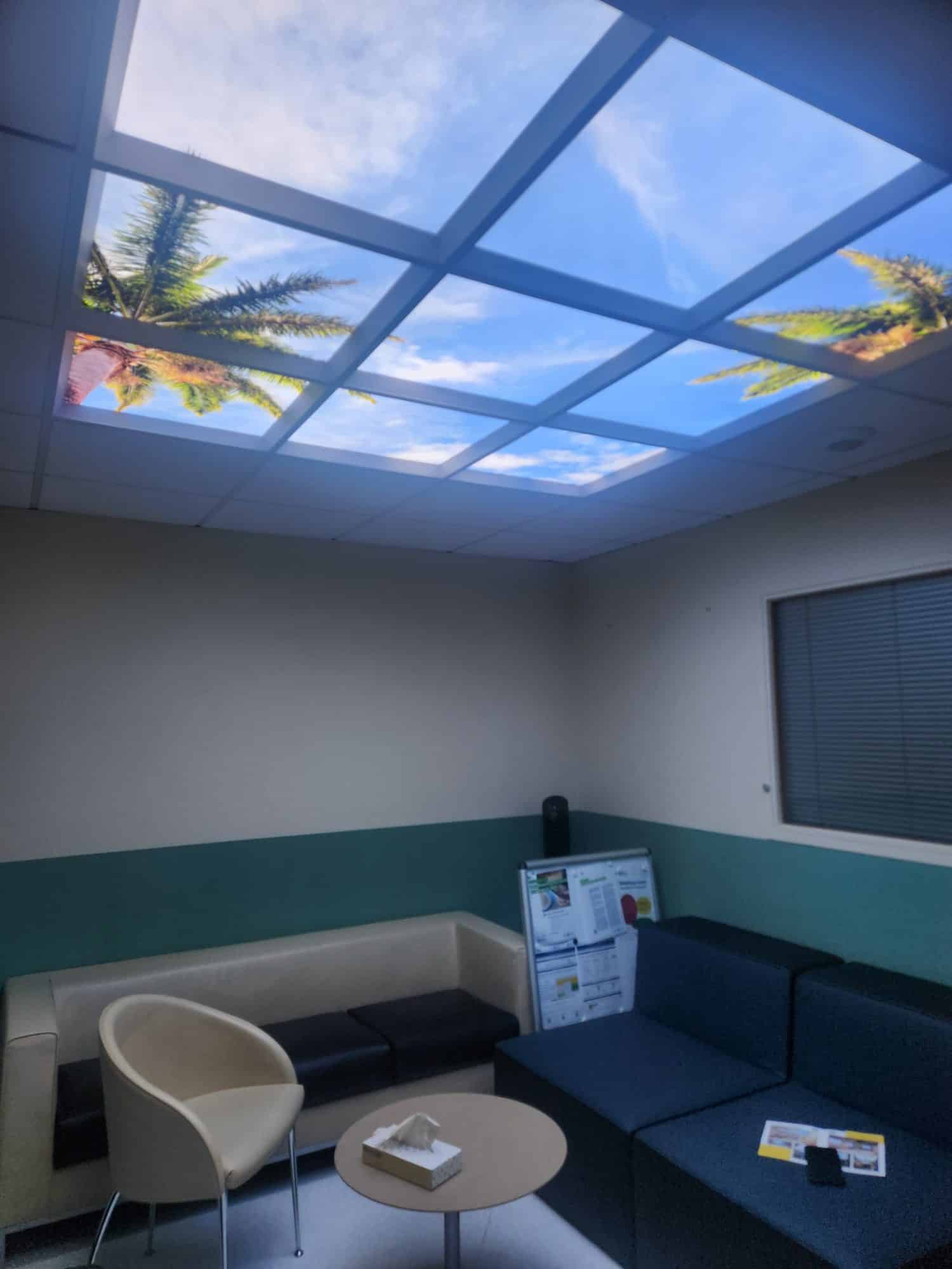 Vue du ciel lumineux Cumulux depuis l'entrée de la salle de détente, bâtiment Copernic de l'hôpital Cochin