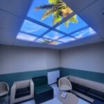 Grand plafond lumineux Cumulux composé de plusieurs modules, salle des familles en cardiologie à Cochin