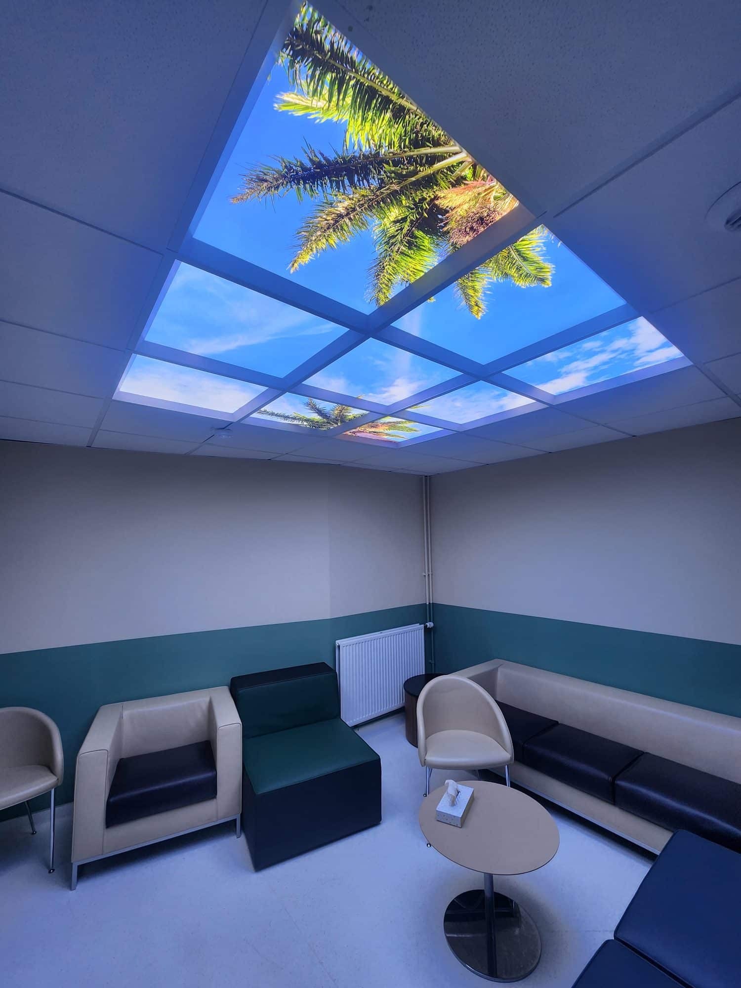 Grand plafond lumineux Cumulux composé de plusieurs modules, salle des familles en cardiologie à Cochin
