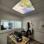 Plafond lumineux XL Cumulux dans un bureau en second jour au CEA Paris-Saclay