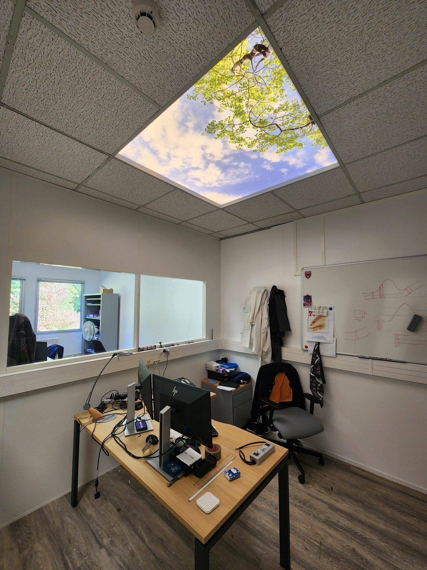Plafond lumineux XL Cumulux dans un bureau en second jour au CEA Paris-Saclay