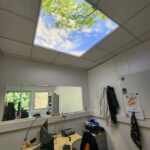 Ciel lumineux Cumulux intégré à la trame de faux plafond d'un bureau du CEA Paris-Saclay