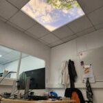 Bureau en second jour du CEA Paris-Saclay éclairé par un plafond lumineux XL Cumulux