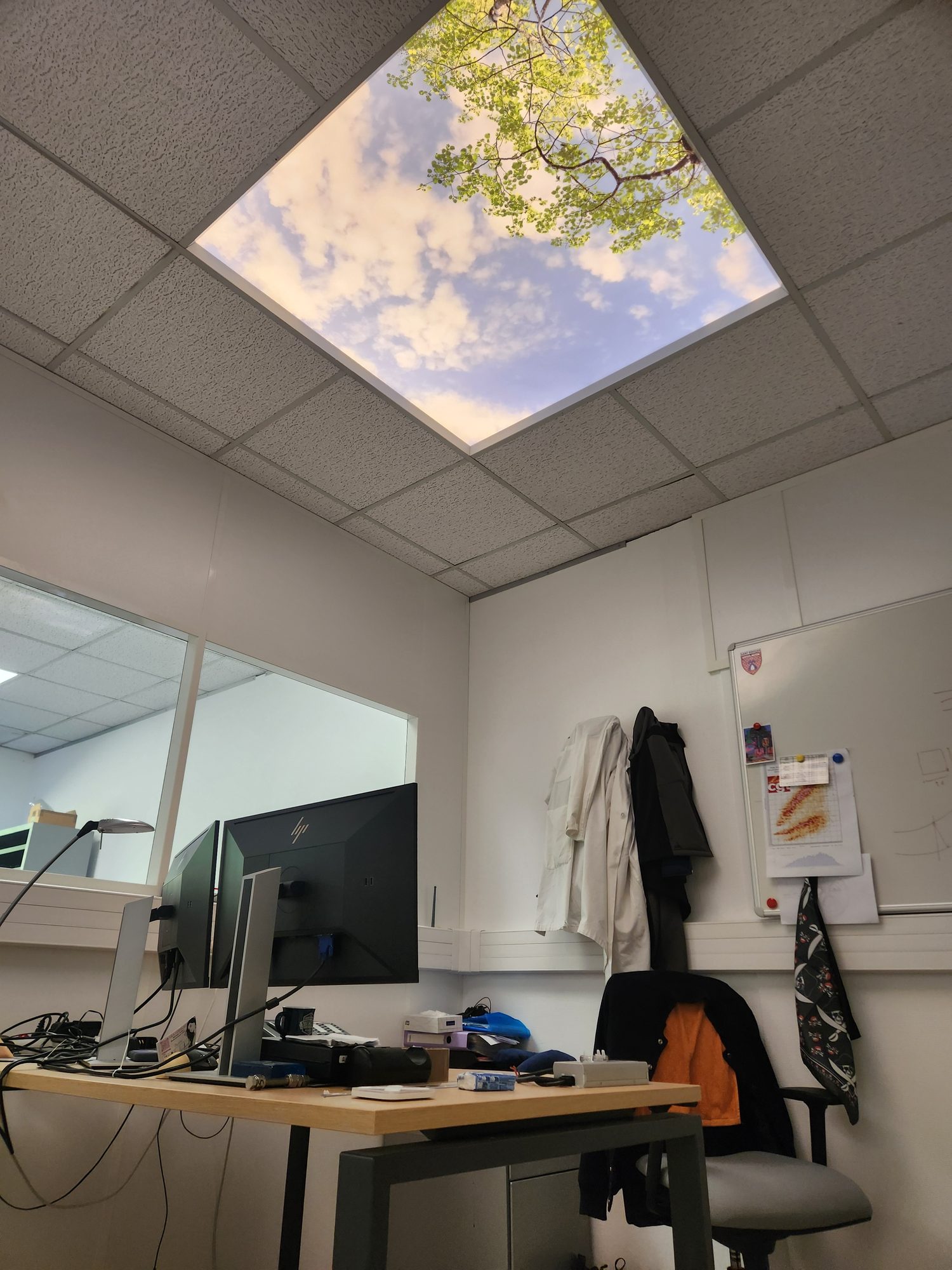 Bureau en second jour du CEA Paris-Saclay éclairé par un plafond lumineux XL Cumulux