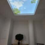Plafond lumineux XL Cumulux 120x120 cm installé en saillie dans une salle de pause à Joinville-le-Pont