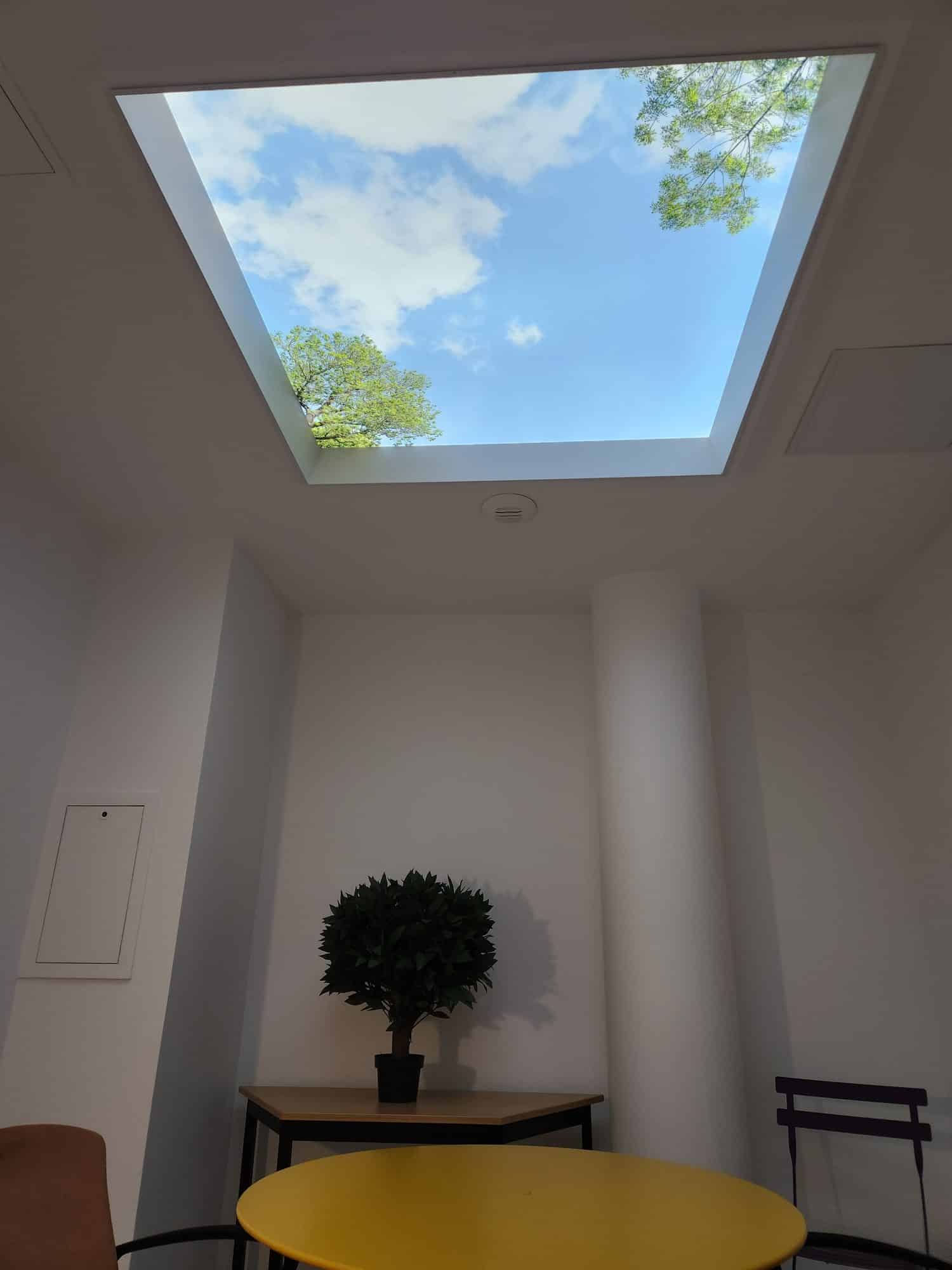 Plafond lumineux XL Cumulux 120x120 cm installé en saillie dans une salle de pause à Joinville-le-Pont