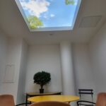 Puits de lumière Cumulux XL encadré de placoplâtre dans la salle de pause d'un cabinet comptable