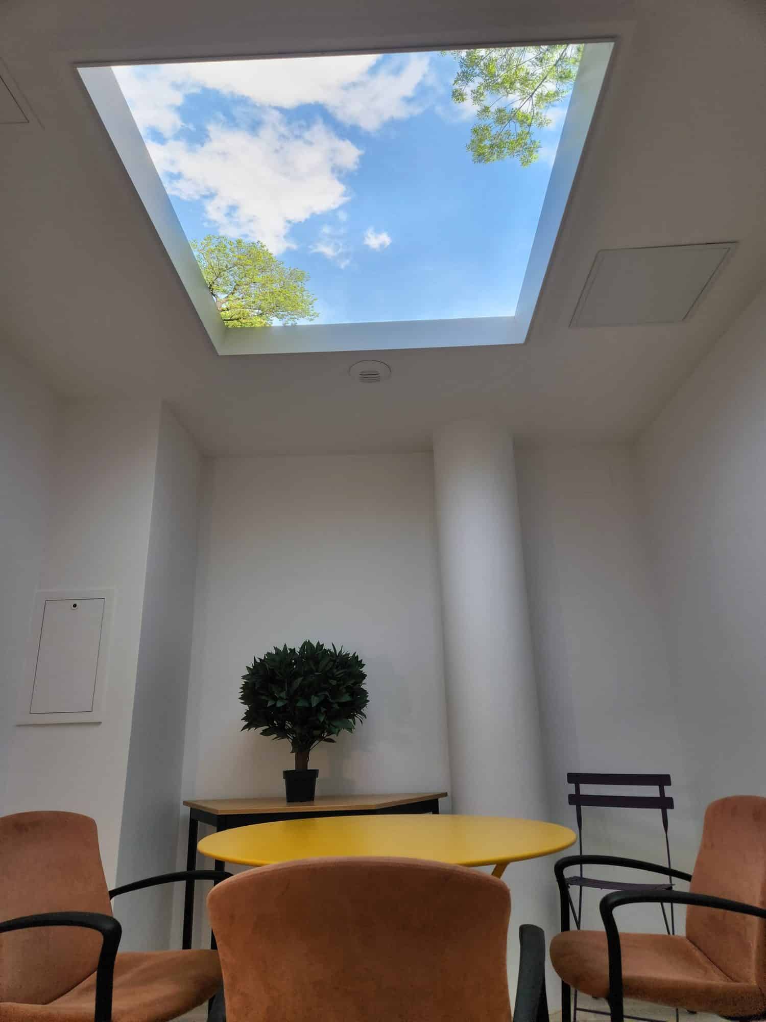 Puits de lumière Cumulux XL encadré de placoplâtre dans la salle de pause d'un cabinet comptable