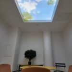 Salle de pause d'un cabinet comptable sous un plafond lumineux Cumulux XL 120x120 cm