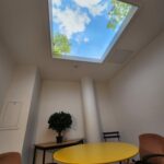 Plafond lumineux Cumulux en saillie, cadre en placoplâtre raccordé au faux plafond existant