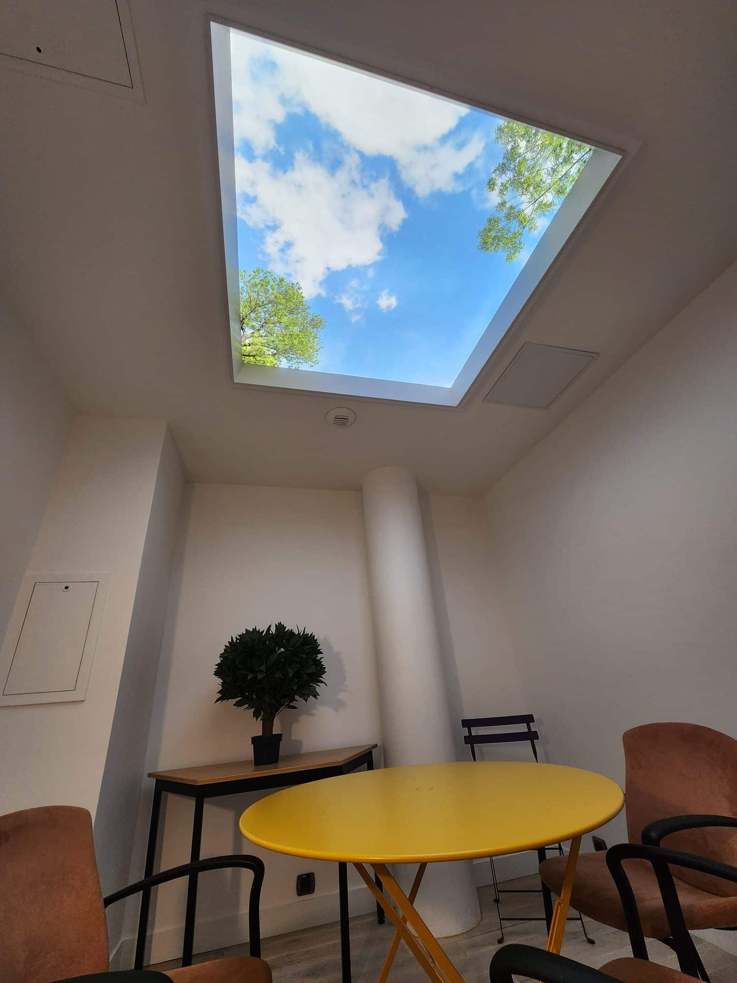 Plafond lumineux Cumulux en saillie, cadre en placoplâtre raccordé au faux plafond existant