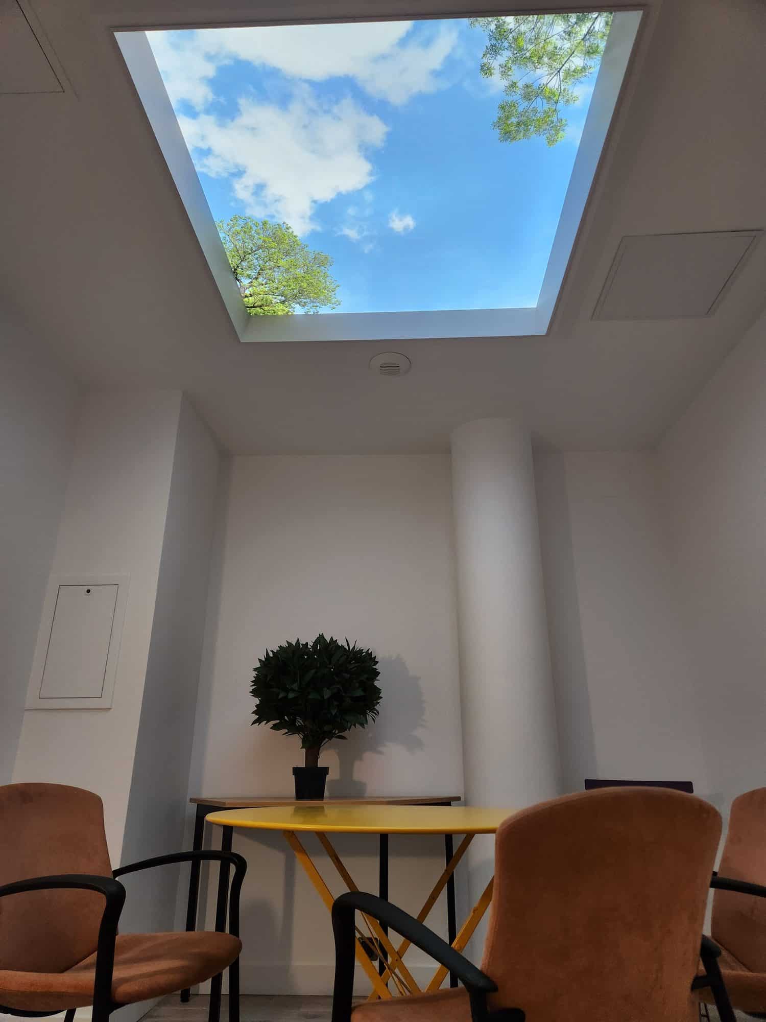 Ciel lumineux Cumulux XL au-dessus de la table de la salle de pause, cabinet Pluriel Consultants